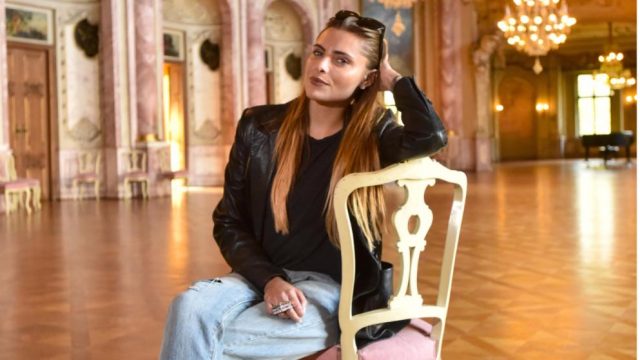 Kleine Dreh-Pause im großen Festsaal. Sophia Thomalla schwärmt vom Schloss: „Ein großes, faszinierendes Bauwerk mit wunderschönen Details!“ Foto: HENNING SCHEFFEN PHOTOGRAPHY